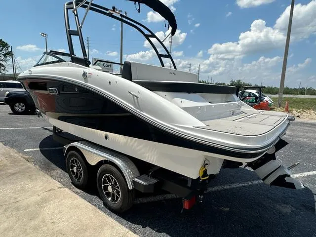 Slide: The Image of Sea Ray SPX 210 2025 - 5