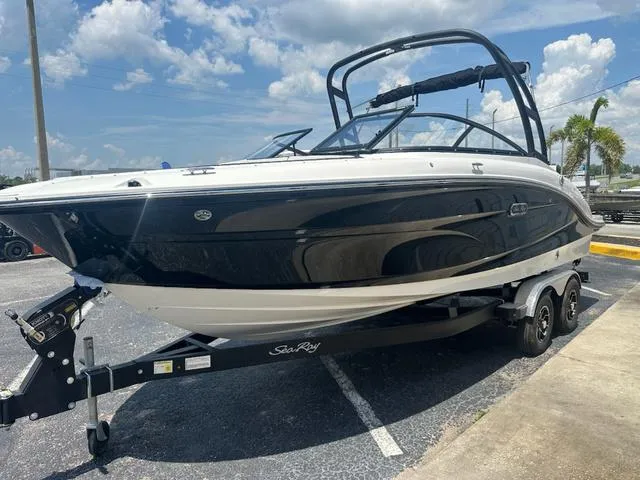 Slide: The Image of Sea Ray SPX 210 2025 - 6