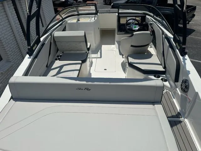 Slide: The Image of Sea Ray SPX 210 2025 - 7