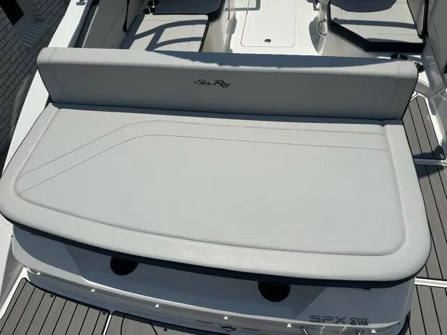 Slide: The Image of Sea Ray SPX 210 2025 - 8