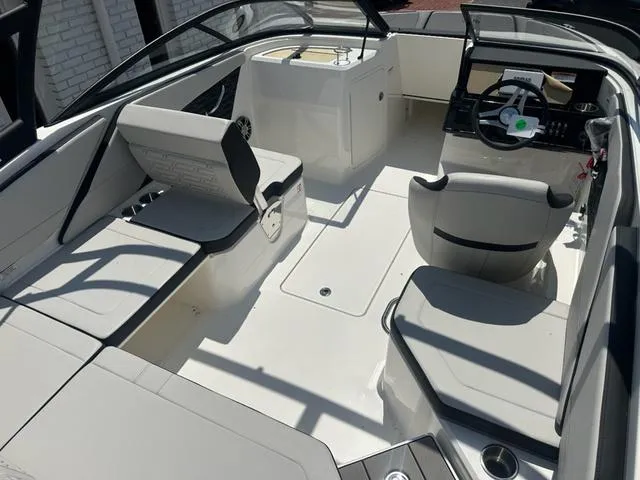 Slide: The Image of Sea Ray SPX 210 2025 - 9