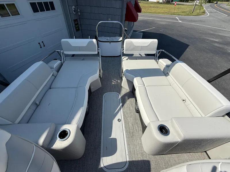 Slide: The Image of 2025 Avalon Catalina Quad Lounger Shift Windshield with spacious seating and modern design. - 20