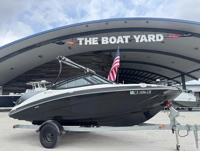 Slide: The Image of 2015 Yamaha AR190 boat on trailer at The Boat Yard dealership. - 11