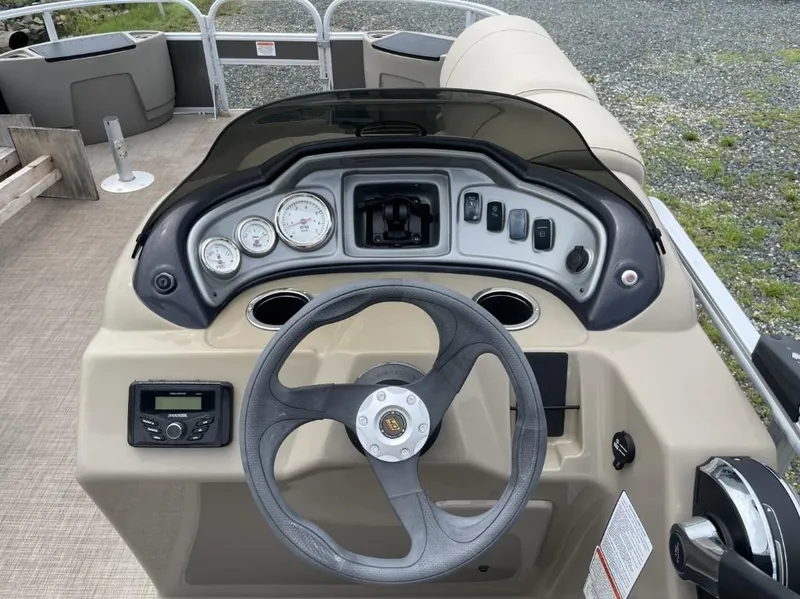 Slide: The Image of Tracker 20 DLX Fishing Barge 2023 - 10