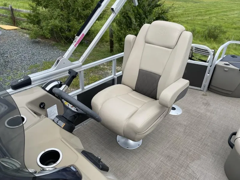 Slide: The Image of Tracker 20 DLX Fishing Barge 2023 - 12