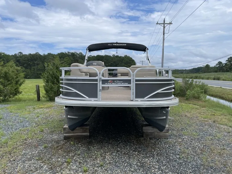 Slide: The Image of Tracker 20 DLX Fishing Barge 2023 - 4