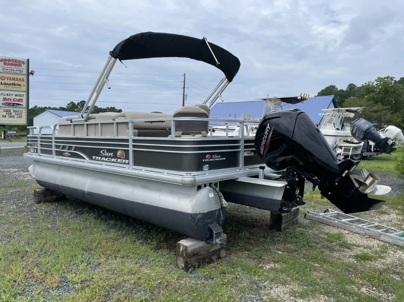 Slide: The Image of Tracker 20 DLX Fishing Barge 2023 - 6