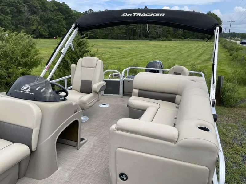 Slide: The Image of Tracker 20 DLX Fishing Barge 2023 - 9