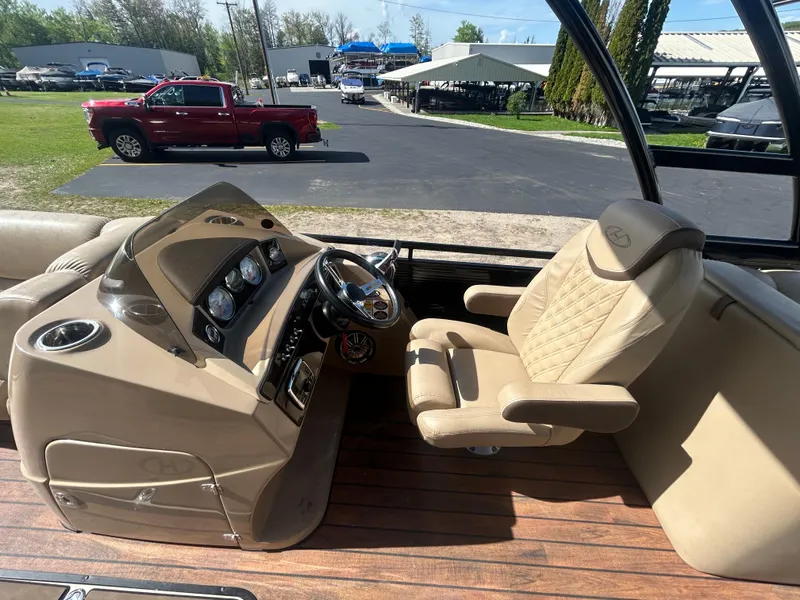 Slide: The Image of Brunswick Boat Group SOLSTICE 240 2019 - 10