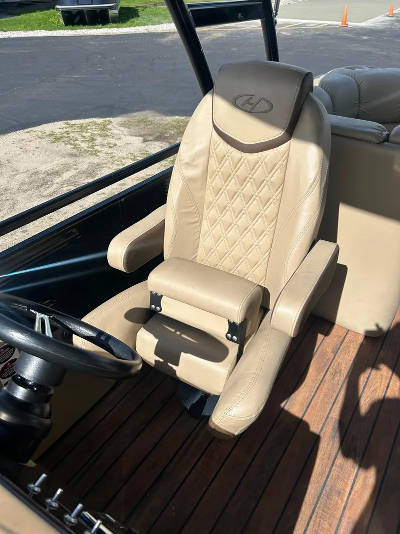 Slide: The Image of Brunswick Boat Group SOLSTICE 240 2019 - 14