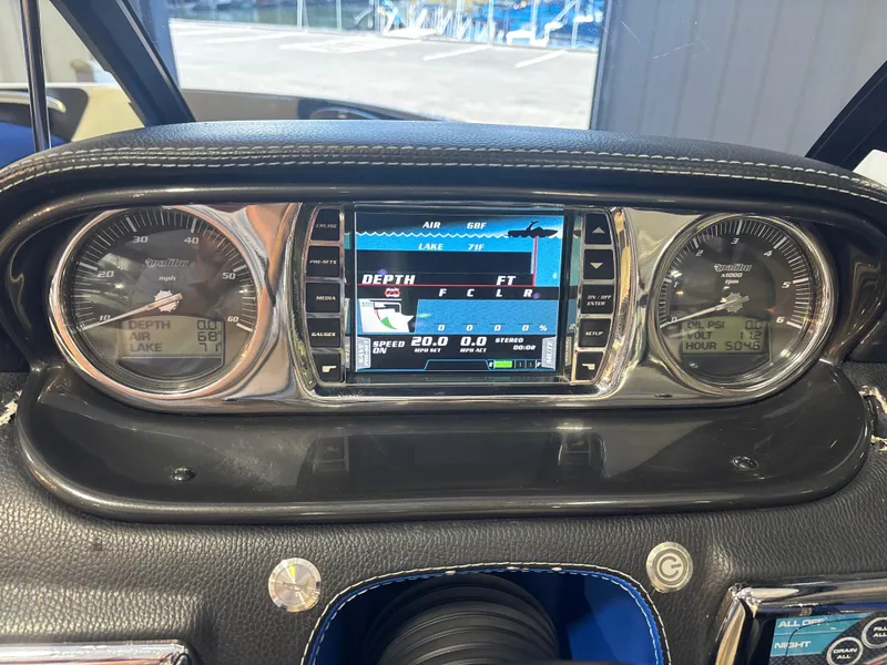 Slide: The Image of Malibu Wakesetter 23 LSV 2012 - 12