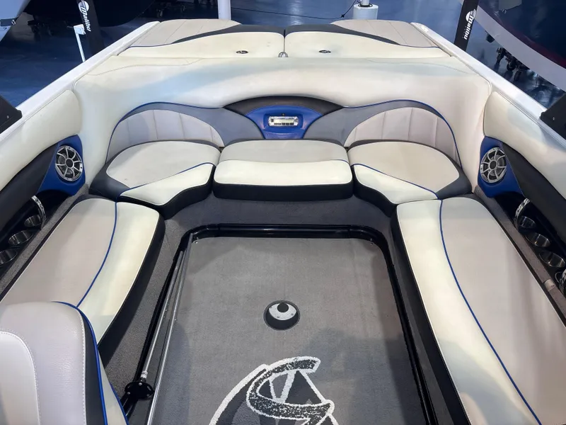 Slide: The Image of Malibu Wakesetter 23 LSV 2012 - 15