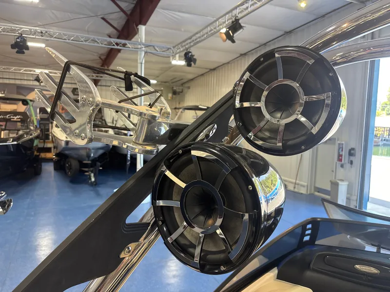 Slide: The Image of Malibu Wakesetter 23 LSV 2012 - 17