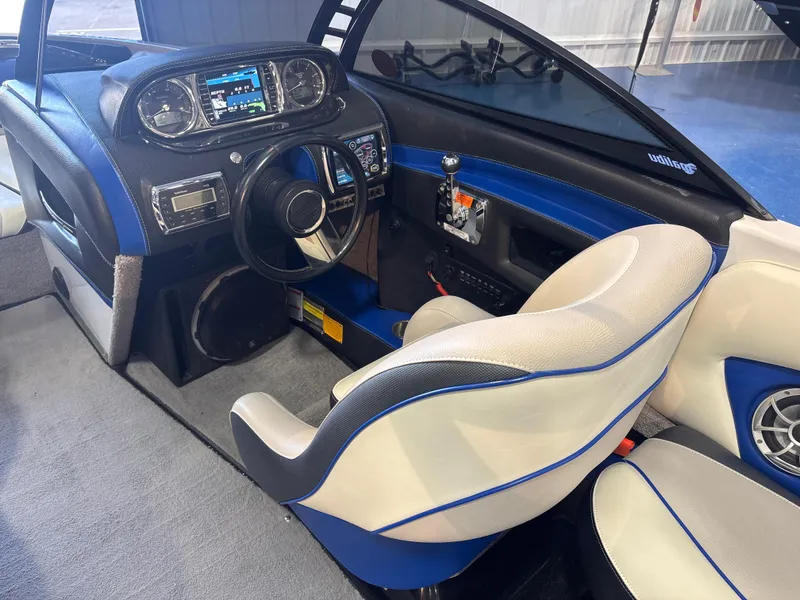 Slide: The Image of Malibu Wakesetter 23 LSV 2012 - 9