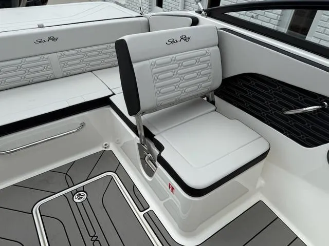 Slide: The Image of Sea Ray SPX 190 Outboard 2025 - 11