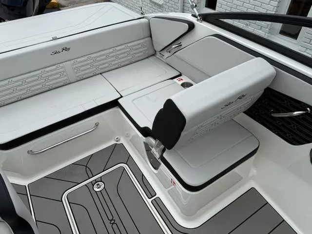 Slide: The Image of Sea Ray SPX 190 Outboard 2025 - 12