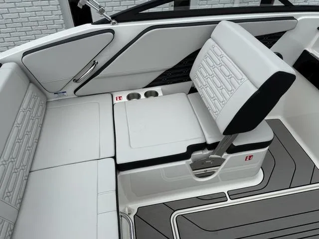 Slide: The Image of Sea Ray SPX 190 Outboard 2025 - 13