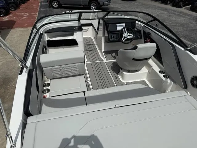 Slide: The Image of Sea Ray SPX 190 Outboard 2025 - 6