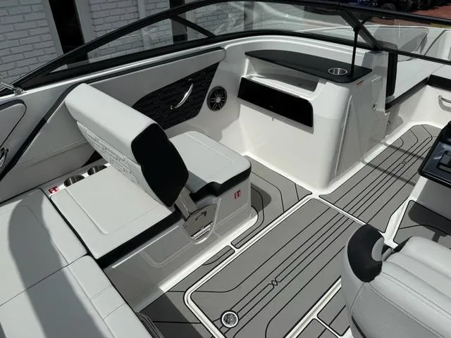 Slide: The Image of Sea Ray SPX 190 Outboard 2025 - 7