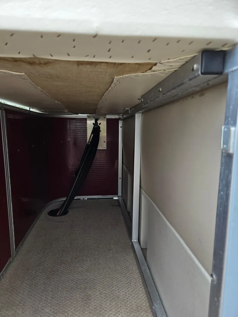 Slide: The Image of Interior view of a 2010 Harris FloteBote 200 Cruiser CX pontoon boat. - 18