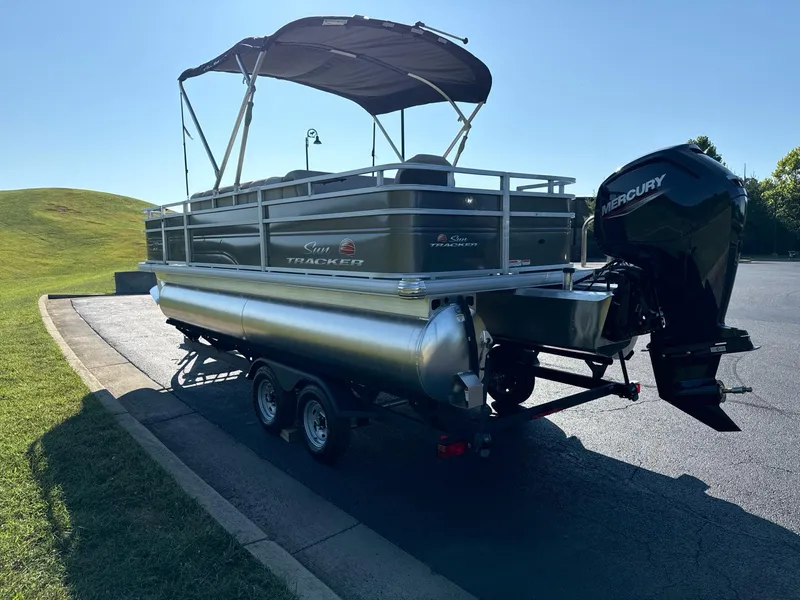 Slide: The Image of Sun Tracker Fishin' Barge 20 DLX 2025 - 2