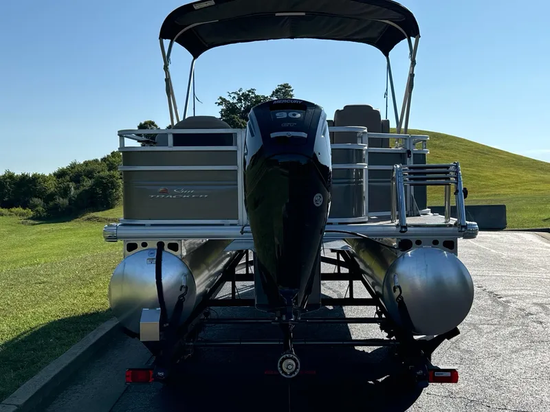 Slide: The Image of Sun Tracker Fishin' Barge 20 DLX 2025 - 4