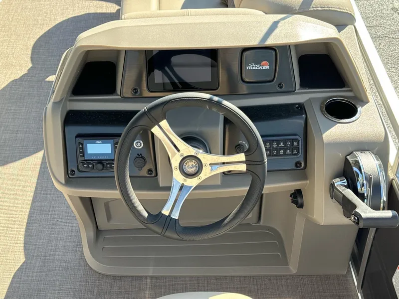 Slide: The Image of Sun Tracker Fishin' Barge 20 DLX 2025 - 5