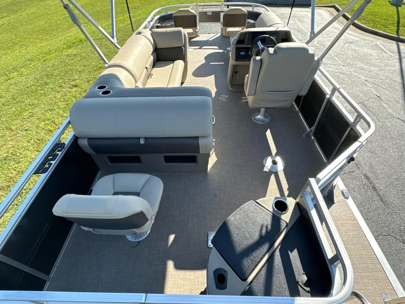 Slide: The Image of Sun Tracker Fishin' Barge 20 DLX 2025 - 6