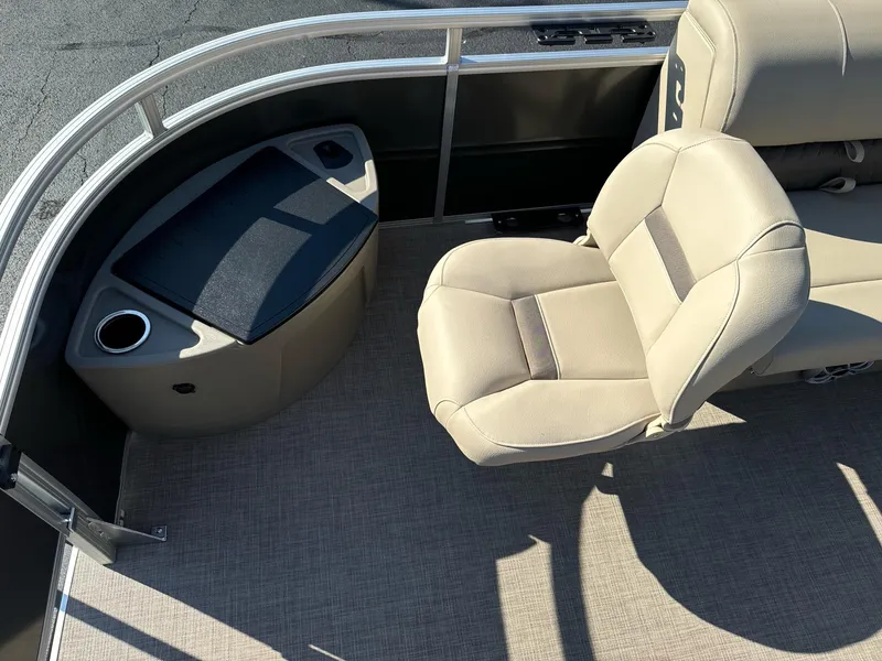 Slide: The Image of Sun Tracker Fishin' Barge 20 DLX 2025 - 7