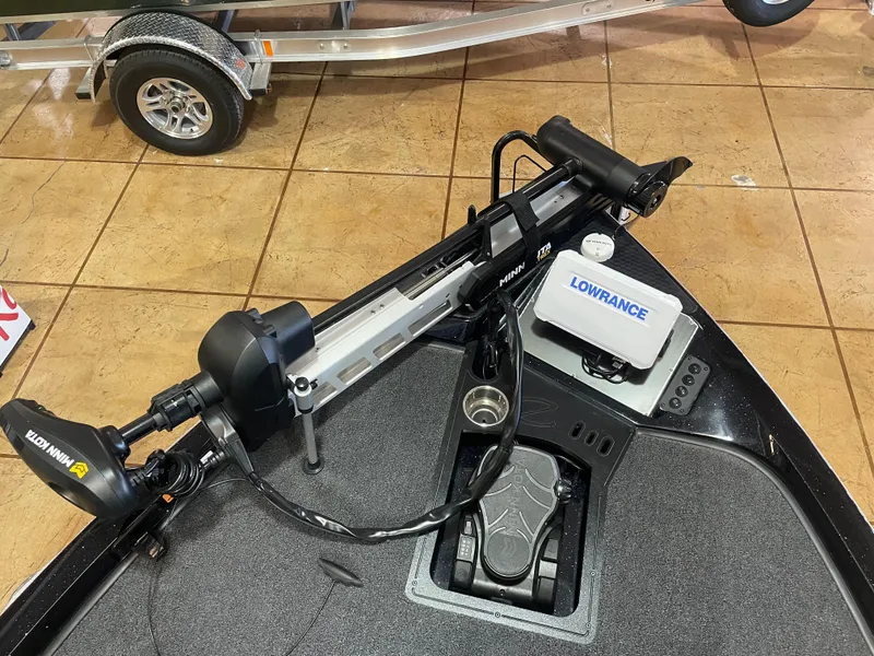 Slide: The Image of 2025 Ranger Z518 boat deck with Lowrance electronics and Minn Kota trolling motor. - 10