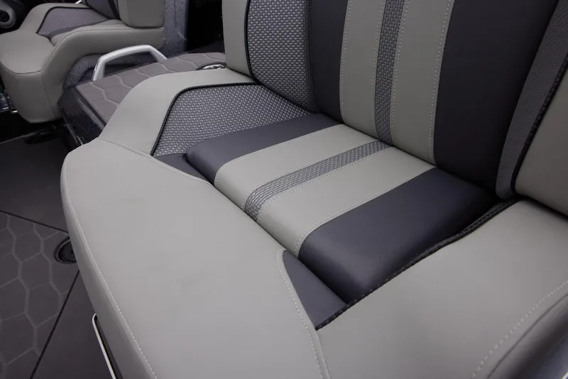 Slide: The Image of Ranger Boats Z520R 2025 - 58