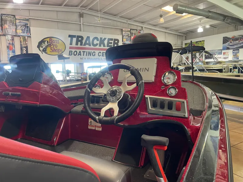 Slide: The Image of Interior of a 2025 Nitro Z19 Pro boat at Tracker Boating Center. - 7