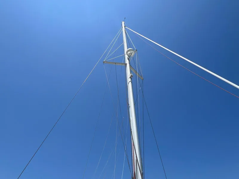 Slide: The Image of Mast of 2008 Lagoon 420 sailboat against clear blue sky. - 35