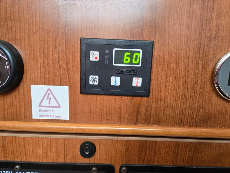 Slide: The Image of 2013 Gemini Legacy 35 Air Conditioning port side - 14