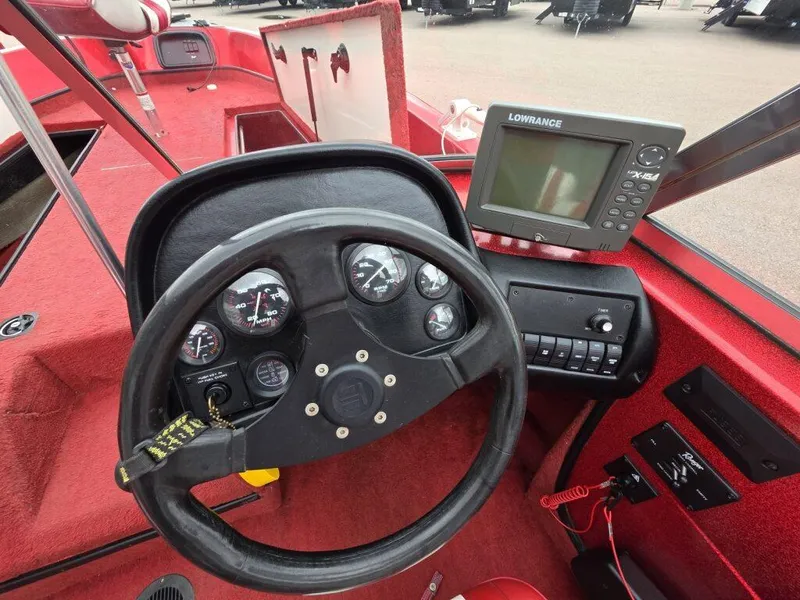 Slide: The Image of 1997 Ranger 692 boat dashboard with steering wheel and Lowrance fishfinder. - 13