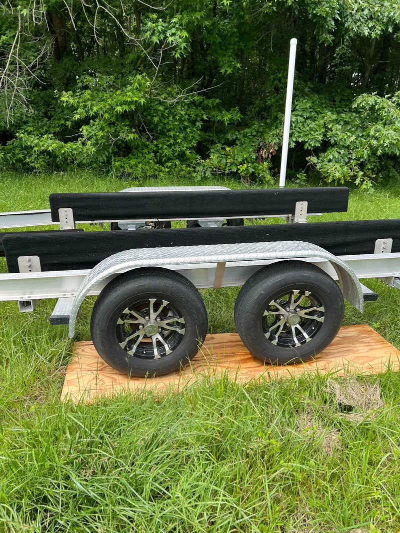 Slide: The Image of Trailer for 2019 Grady-White Freedom 255 boat, parked on grass. - 43