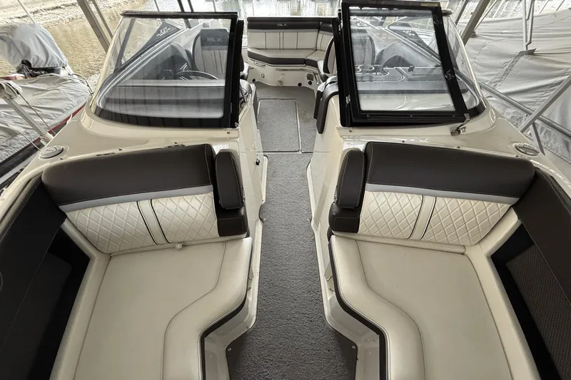 Slide: The Image of Sea Ray 250 SLX 2016 - 18