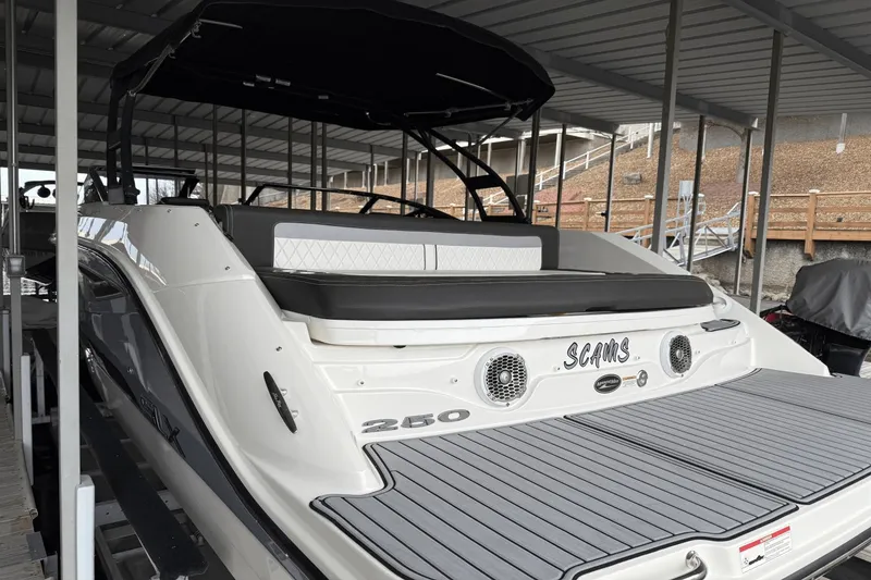 Slide: The Image of Sea Ray 250 SLX 2016 - 32