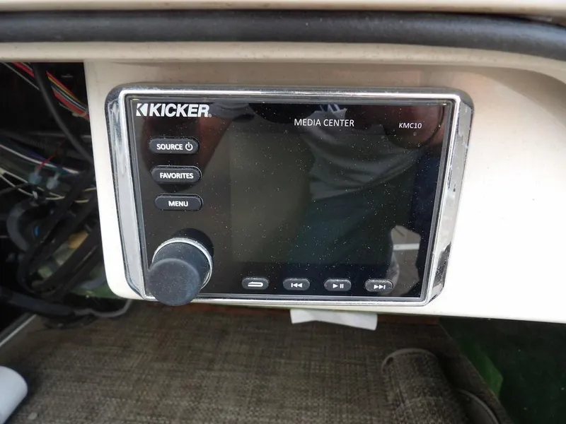 Slide: The Image of Kicker media center KMC10 in a 2016 Bennington 2874 QSR boat dashboard. - 30