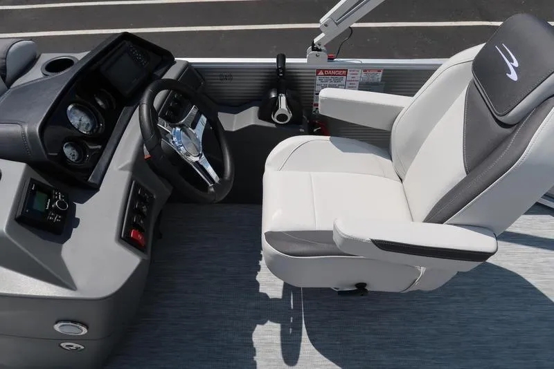 Slide: The Image of Captain's seat and helm of 2025 Bennington S L-Bench 20 SL pontoon boat. - 4