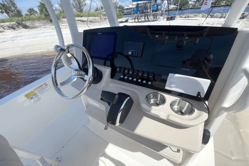 Slide: The Image of Boston Whaler 220 Dauntless 2026 - 12