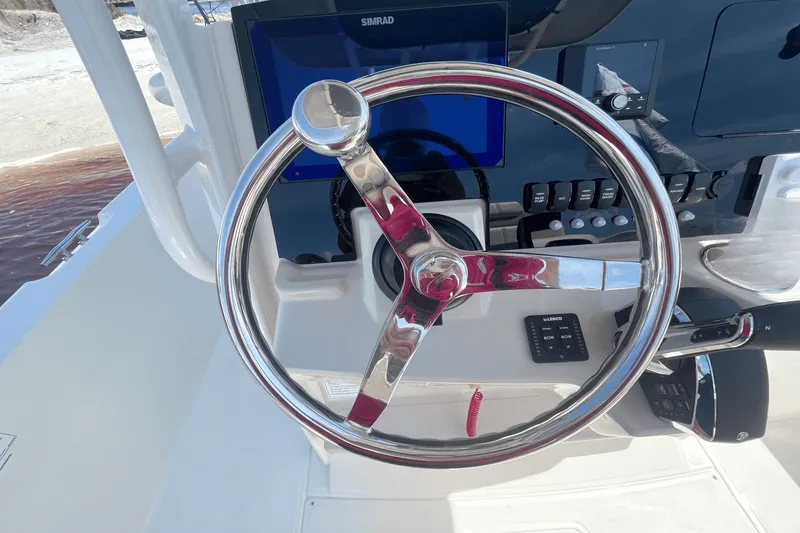 Slide: The Image of Boston Whaler 220 Dauntless 2026 - 13