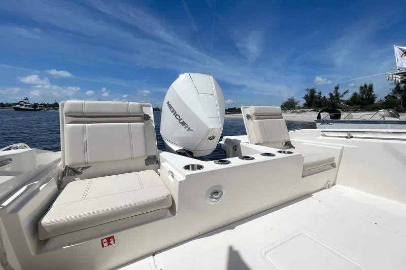 Slide: The Image of Boston Whaler 220 Dauntless 2026 - 6