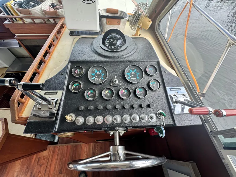 Slide: The Image of Tollycraft 37 Sportfish Sedan 1980 - 18