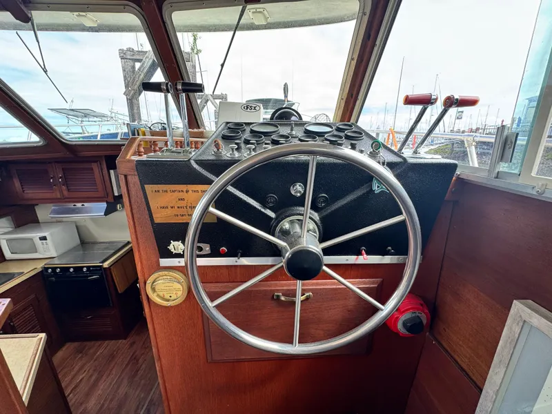 Slide: The Image of Tollycraft 37 Sportfish Sedan 1980 - 20