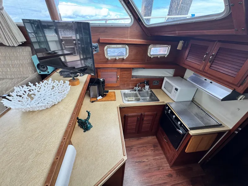 Slide: The Image of Tollycraft 37 Sportfish Sedan 1980 - 21