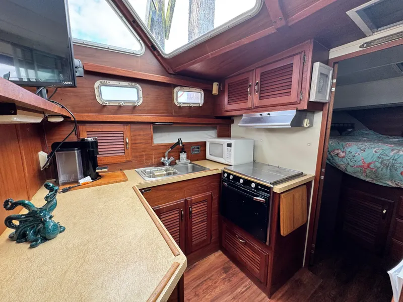 Slide: The Image of Tollycraft 37 Sportfish Sedan 1980 - 23