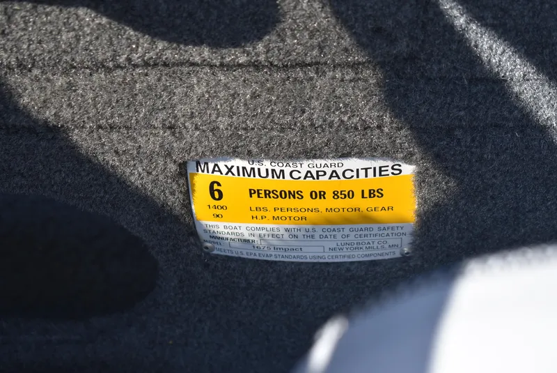 Slide: The Image of 2014 Lund 1675 Impact SS capacity label, maximum 6 persons or 850 lbs. - 16