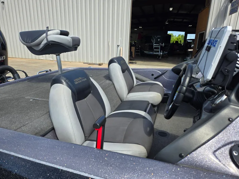 Slide: The Image of 2014 Skeeter ZX 20 boat interior with gray seats and steering console. - 15