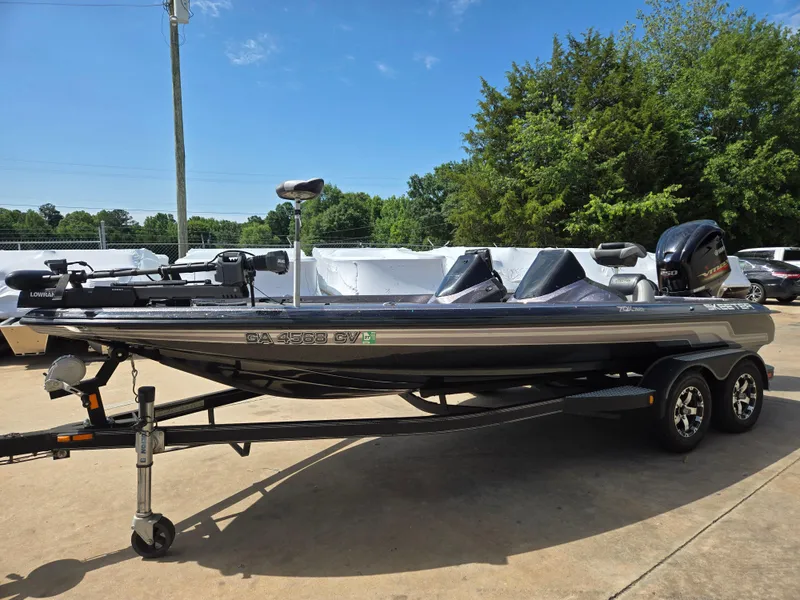 Slide: The Image of 2014 Skeeter ZX 20 bass boat on trailer, parked outdoors under clear sky. - 4